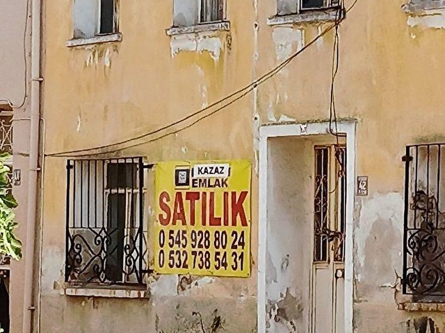 Ayvalık Macaronda 2 katlı 40m2 bahçeli 80m2 Rum evi oturulur vaziyette - Görsel 13