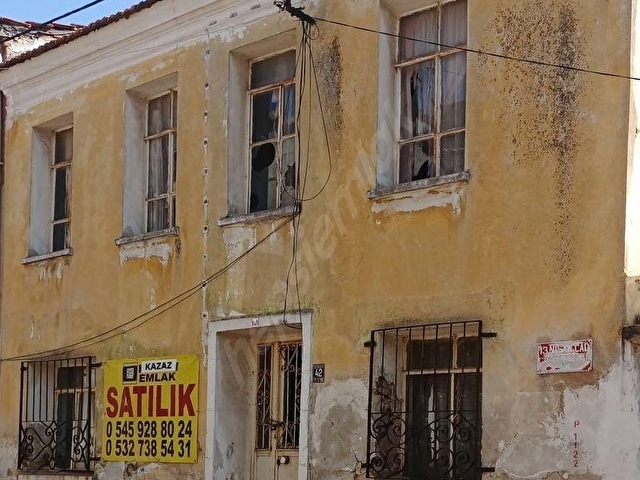 Ayvalık Macaronda 2 katlı 40m2 bahçeli 80m2 Rum evi oturulur vaziyette