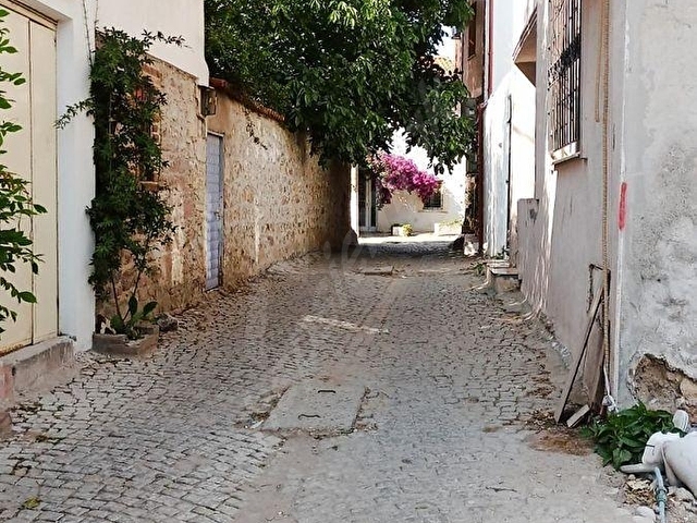 Ayvalık Macaronda 2 katlı 40m2 bahçeli 80m2 Rum evi oturulur vaziyette - Görsel 8