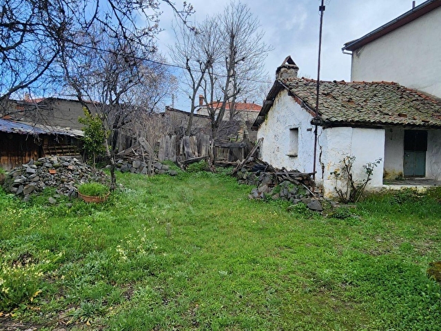İzmir Bergama Kozak Aşağıbey Köyünde Satılık Köy Evi ve Arsa