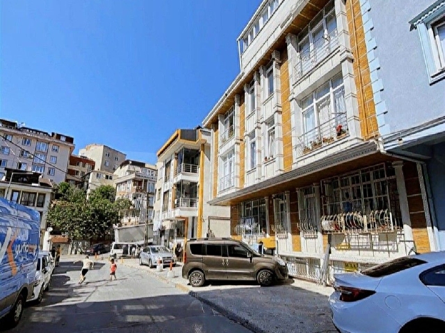 Örnek tepede kat ittifaklı cadde üstünde
