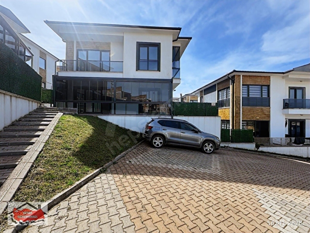 SATILIK 4+1 SİTE İÇİ ,MODERN TASARIMLI GENİŞ VİLLA