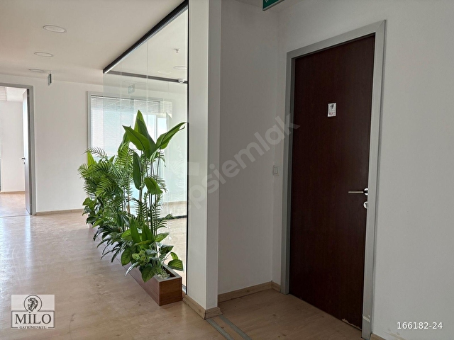 MASLAK METRO ÇIKIŞI 900 M2 FULL DEKORASYONLU TAM KAT OFİS - Görsel 23