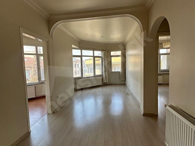 KADIKÖY YELDEĞİRMENİNDE DENİZ GÖREN KÖŞE KONUMLU 3+1 SATILIK DAİRE