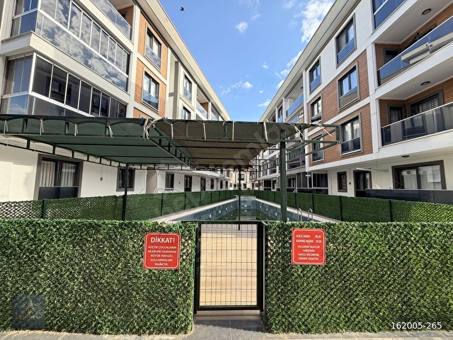 ▀YETKİLİ GÜÇTEN AKÇAYDA YÜZME HAVUZLU KAPALI OTOPARKLI 1+1 DAİRE