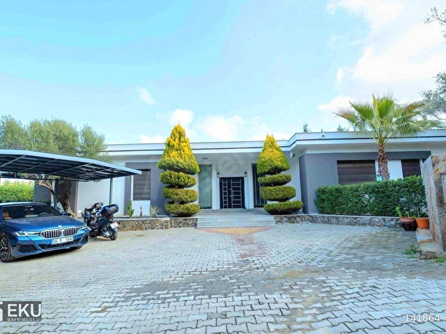 KUŞADASINDA TEK KATLI SATILIK MERKEZE ÇOK YAKIN ÇİFTLİK EVİ