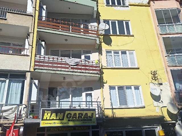 Emek emlaktan teyyaredüzü mah Kiralık doğalgazlı üçüncü kat daire iki yatak odası salon mutfak şek.