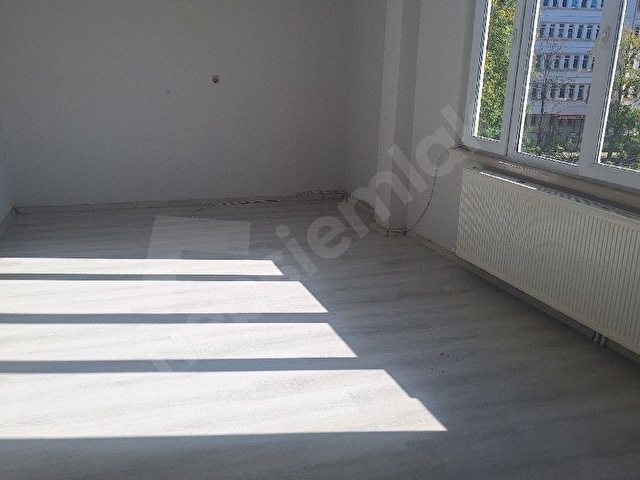 Emek emlaktan teyyaredüzü mah Kiralık doğalgazlı üçüncü kat daire iki yatak odası salon mutfak şek. - Görsel 14