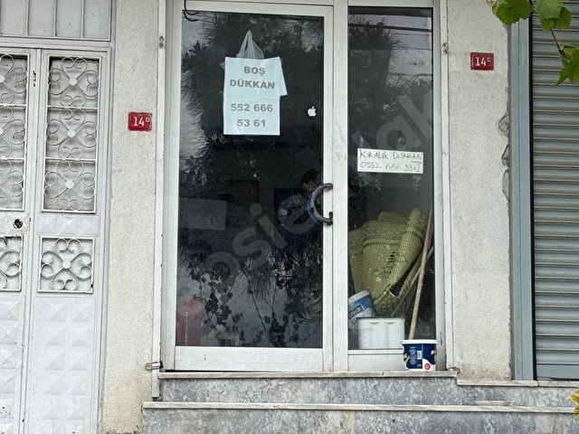 4 Yol ağzı ışıklar Boş dükkan depo