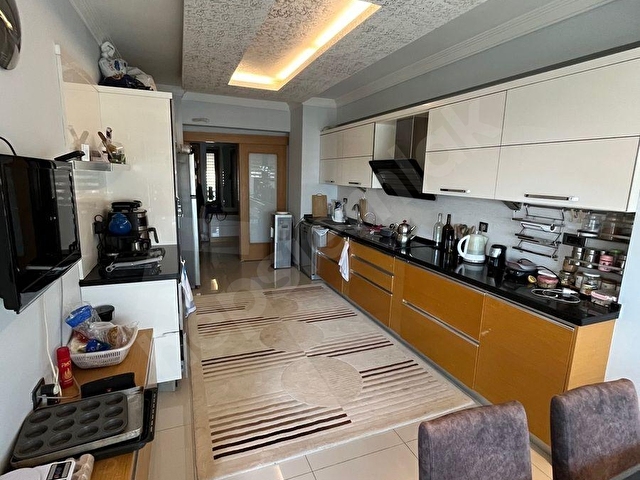 Bayraklı cadde üzeri geniş büyük daire isteyene satılık 185m2 daire