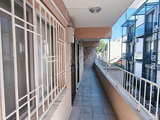 GÜMÜLDÜR SAHİLDE 1+1 50 M2 SATILIK ARA KAT DAİRE - Görsel 5
