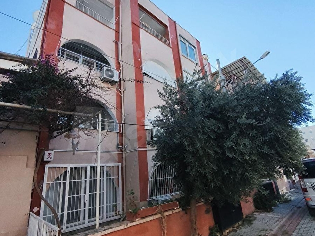 GÜMÜLDÜR SAHİLDE 1+1 50 M2 SATILIK ARA KAT DAİRE