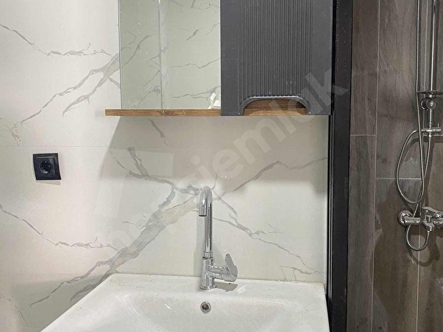 ÇELİK EMLAKTAN KÖRFEZ MAHALLESİ ULAŞIMA YAKIN LÜX 1+1 DAİRE - Görsel 5
