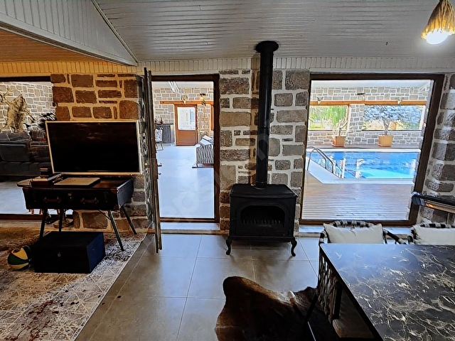 Meramda Yüzme Havuzlu-Geniş Bahçe-Eşyalı Kiralık Muhteşem Villa - Görsel 17