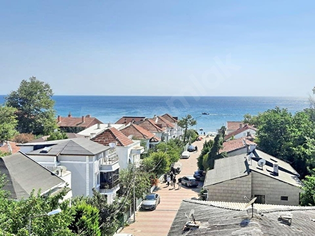 İSTANBUL. KUMBURGAZ. VILLACAN SITESI. SATILIK YAZLIK DENİZ MANZARALI DAİRE.