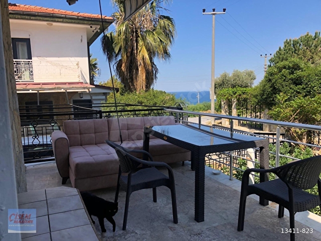 KUŞADASINDA DENİZE YAKIN YERDE SEZON KİRALIK EŞYALI TRİBLEX VİLLA