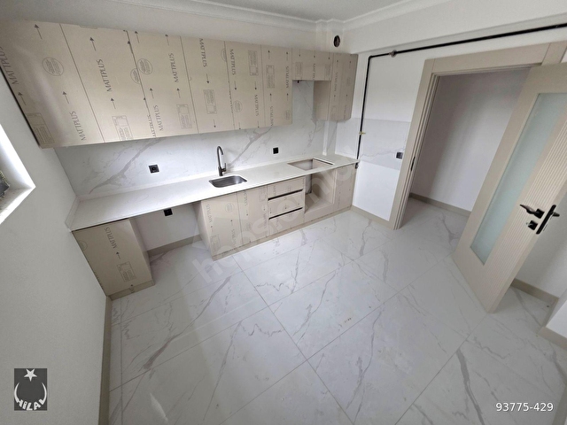 HİLALDEN KIBRISKÖYÜNDE CADDE DİBİ ASANSÖRLÜ FULL YAPILI DAİRE - Görsel 9