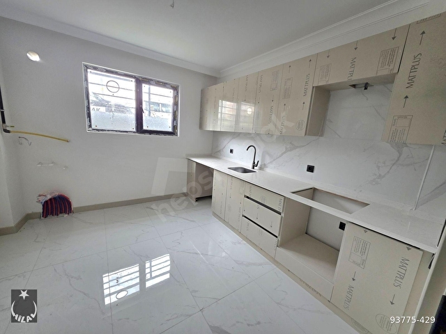 HİLALDEN KIBRISKÖYÜNDE CADDE DİBİ ASANSÖRLÜ FULL YAPILI DAİRE - Görsel 13