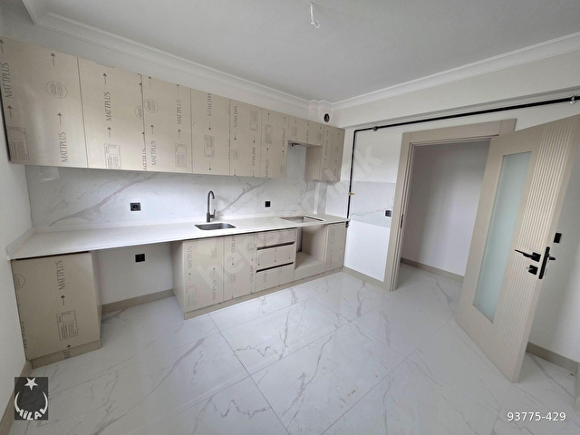 HİLALDEN KIBRISKÖYÜNDE CADDE DİBİ ASANSÖRLÜ FULL YAPILI DAİRE - Görsel 14
