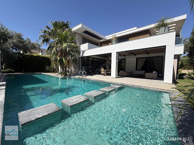 Çeşme Mamurbabada 847 m2 Arsa İçerisinde 5+1 Havuzlu Lüks Villa
