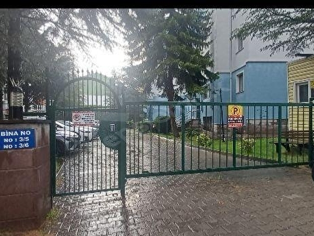 AİLE SİTESİNDE,KORU METRO DURAĞI YAKININDA ARA KATTA, BOŞ DAİRE