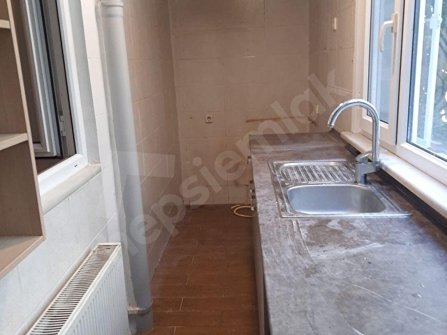 SAVAŞ SOKAKTA 2+1 80 M2 BAHÇELİ BOŞ SATILIK DAİRE - Görsel 7
