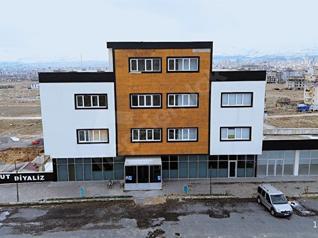 YAĞMUR EMLAKTAN İLHANLI MAH.DE 3 KATLI KİRALIK 161m2 DÜKKAN