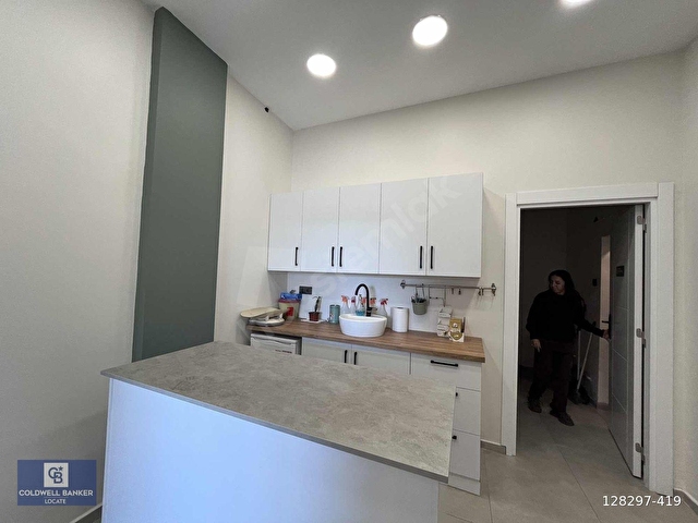 Urla İskelede Geniş Vitrinli Kiralık Dükkan - Görsel 10