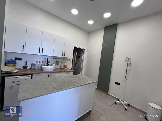 Urla İskelede Geniş Vitrinli Kiralık Dükkan - Görsel 7