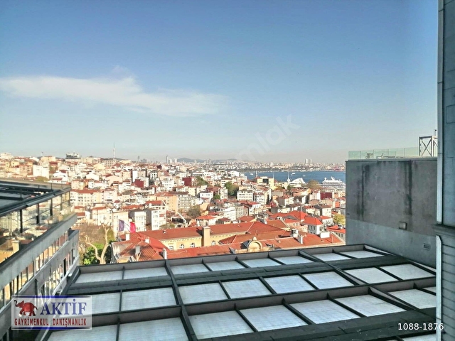 BEYOĞLU. İSTİKLAL CAD. ÜZERİNDE. BOĞAZ MANZARALI TEMİZ MASRAFSIZ . SATILIK 35 M2  OFİS BÜRO