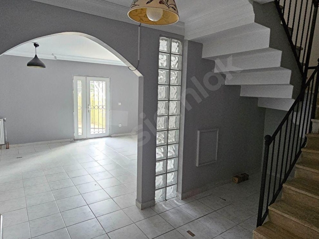 Uskumruköy Arıköyde Bodrumdan Bahçe Çıkışlı Kiralık 4+1 Villa - Görsel 23