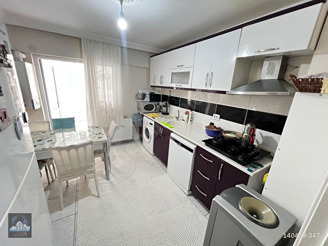 AKŞEMSETTİN MAHALESİNDE CADDEYE YAKIN 1. KATTA 130M FIRSAT DAİRE