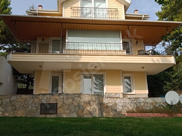BOLU MERKEZ DUMANTEPE SİTESİNDE SATILIK VİLLA.