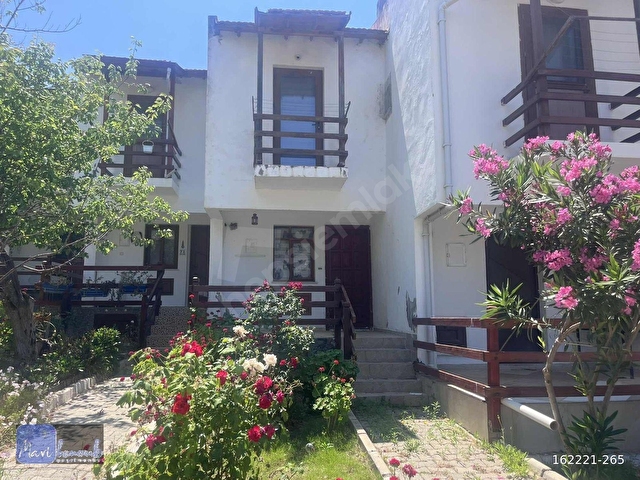 KARABURUN KÜÇÜKBAHÇEDE SİTE İÇİNDE SATILIK EŞYALI 2+1 VİLLA!