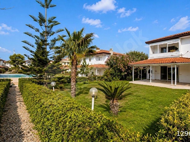 FİYAT DÜŞTÜ Çeşme Dalyanda Satılık Havuzlu Geniş Bahçeli 3+1 Villa