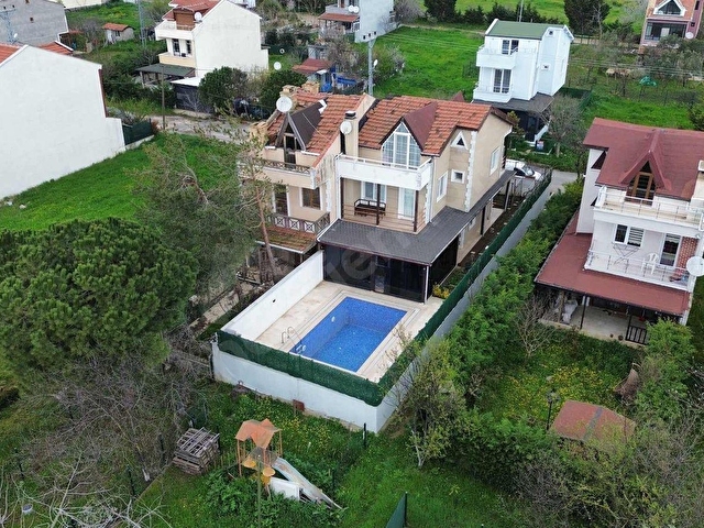 SİLİVRİ ÇANTADA DENİZE YÜRÜME MESAFESİNDE HAVUZLU 5+1 VİLLA