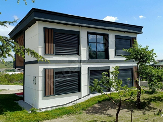 Akyazıda Köşebaşında | 706m² Arsalı, Meskenli 4.5+1 Lüks Villa!