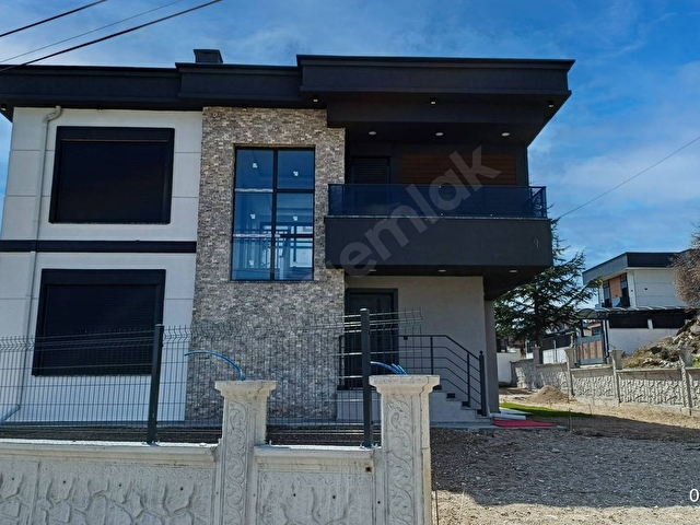 Akyazıda Köşebaşında | 706m² Arsalı, Meskenli 4.5+1 Lüks Villa! - Görsel 2