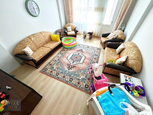AYGÜLDEN AKÇAYDA MERKEZİ KONUMDA CAM BALKONLU AYRI MUTFAKLI DENİZE YAKIN ARA KAT 3+1 SATILIK DAİRE - Görsel 2