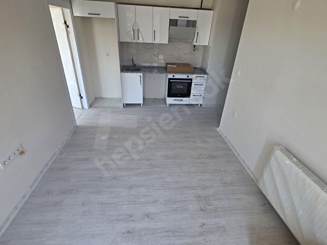 SIFIR 1+1 DAİRE D.GAZLI BALKONLU CADDE ÜZERİNDE İZKAN VAR - Görsel 7
