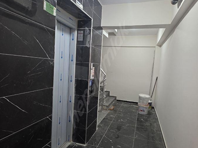SIFIR 1+1 DAİRE D.GAZLI BALKONLU CADDE ÜZERİNDE İZKAN VAR - Görsel 4