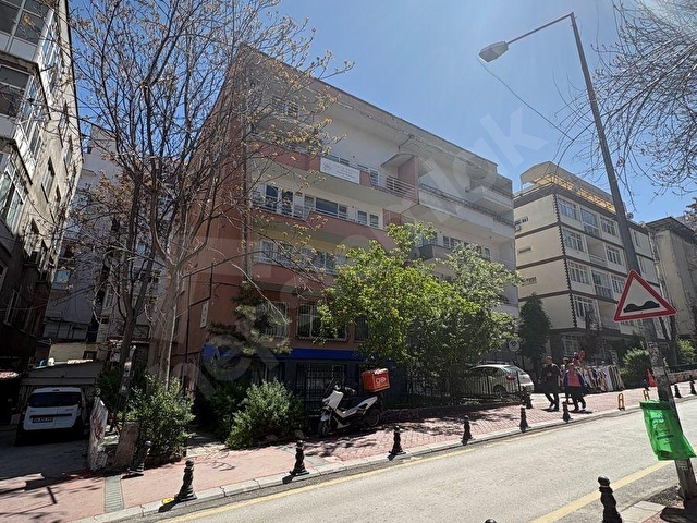 YÜKSEL CADDESİ BAYINDIR 2 SOKAKTA KÖŞEDE BAHÇE KULLANIMLI 2+1 KOMBİLİ