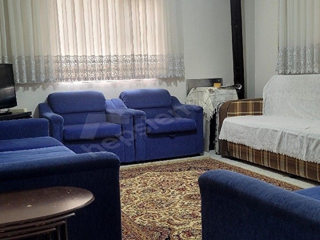 Barış Emlaktan Çandarlı merkezde full eşyalı çok bakımlı mutfak ayrı 2+1 daire.