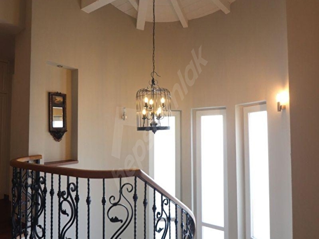 Ege Emlaktan Alaçatı Köy Merkezinde 500m2 de 5+2 Havuzlu Villa - Görsel 26