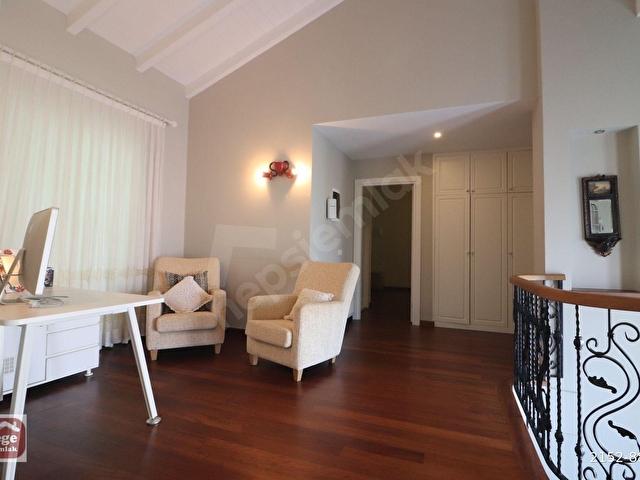 Ege Emlaktan Alaçatı Köy Merkezinde 500m2 de 5+2 Havuzlu Villa - Görsel 17