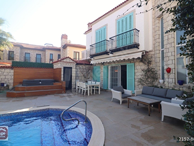 Ege Emlaktan Alaçatı Köy Merkezinde 500m2 de 5+2 Havuzlu Villa - Görsel 7