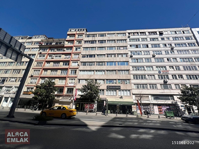 ŞİŞLİ HALASKARGAZİ CAD. ÜZERİNDE 85 M2 2+1 GÜZEL KONUMDA DAİRE