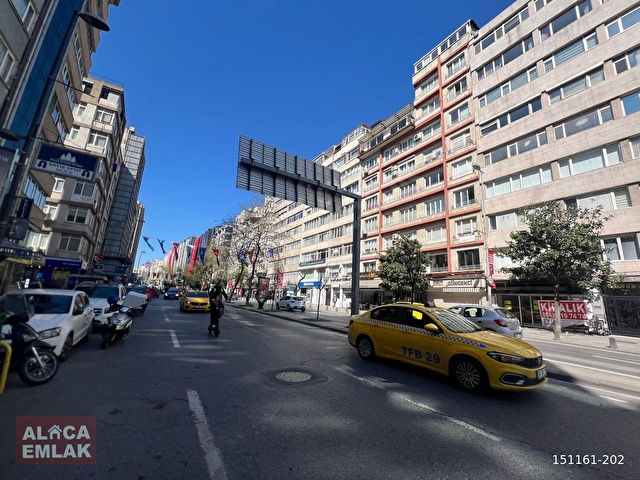 ŞİŞLİ HALASKARGAZİ CAD. ÜZERİNDE 85 M2 2+1 GÜZEL KONUMDA DAİRE - Görsel 2
