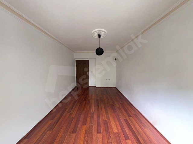 Dikmen İlkadımda Bakımlı ve Ara Katta 2+1 Kiralık Daire - Görsel 14