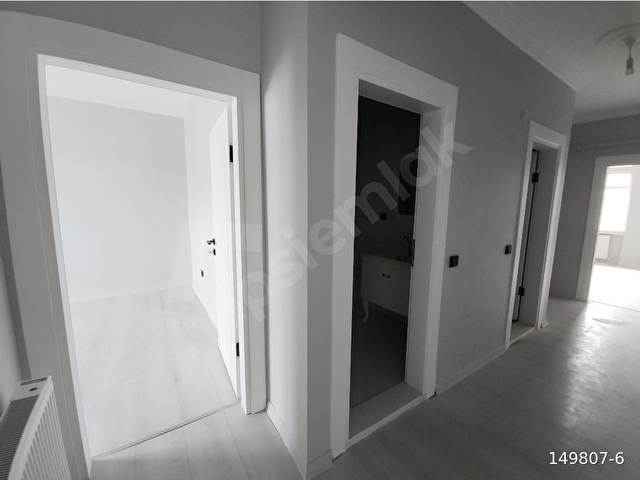 AKYAZIDA MERKEZİ KONUMDA GENİŞ 4+1 SATILIK DAİRE - Görsel 7